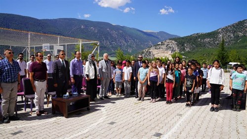 Sayın Kaymakamımız Arif Şehit Osman Çelik İlkokulu ve Arif Ortaokulunda Düzenlenen Yıl Sonu Karne Dağıtım Törenine Katıldı 