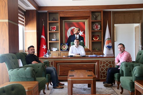 İlçemiz İş İnsanlarından İlyas KANSU, Kaymakamımız Musa Kazım ÇELİK’i Makamında Ziyaret Etti